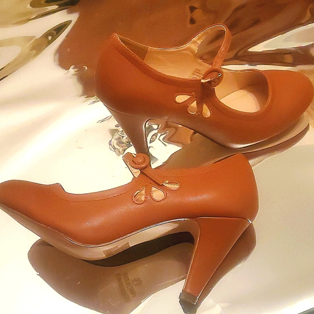 NWT J. Adams tan/sienna closed toe pumps - 6.5M